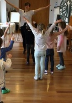 Rozbawione dzieci podczas zajęć w Bawialni.