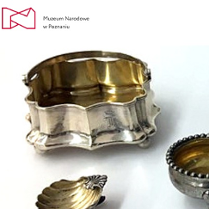 Zdjęcie srebrnych naczyń i logo Muzeum Narodowego.