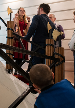 Na zdjęciu grupa ludzi na schodach, we wnętrzach Biblioteki Raczyńskich.