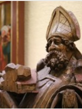 Zdjęcie drewnianej rzeźby Świętego Mikołaja.