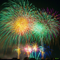 Na zdjęciu fajerwerki na tle nocnego nieba.