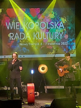 Zdjęcie członków zespołu na scenie.