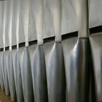 Zdjęcie z bliska piszczałek organowych.