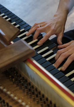 Zdjęcie fragmentu instrumentu klawiszowego.