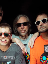 Zdjęcie członków zespołu na scenie.