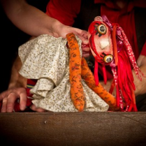 Zdjęcia maskotki ze spektaklu.