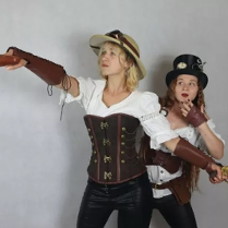 Zdjęcie aktorów w trakcie spektaklu.