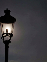 Na zdjęciu lampa uliczna na tle ciemnego nieba.