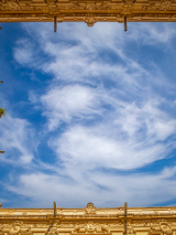 Zdjęcie nieba zrobione wewnątrz dziedzińca.