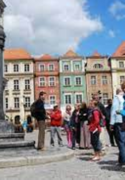 Na zdjęciu grupa turystów z przewodnikiem.