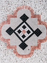 Zdjęcie mozaiki ułożonej z kwadracików.