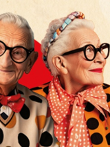 Zdjęcie dwojga seniorów w strojach w duże grochy i w czarnych, okrągłych okularach.