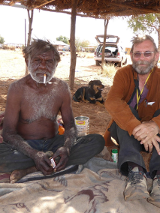 Na zdjęciu naukowiec z przedstawicielem Aborygenów.