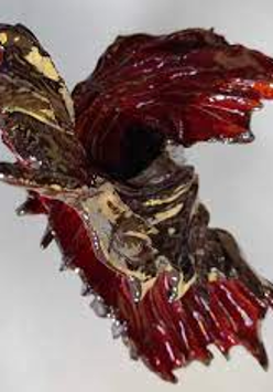 Zdjęcie przedstawia jedną z prac ceramicznych uczestników pracowni, która kształtem przypomina smoka.