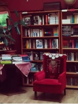 Pokój wypełniony półkami z książkami