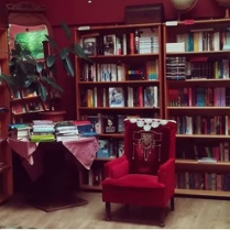 Pokój wypełniony półkami z książkami