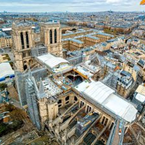 Zdjęcie spalonej katedry z lotu ptaka.