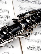 Zdjęcie zeszytu z nutami a na nim klernet.