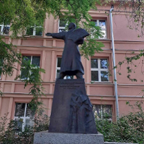 Na zdjęciu pomnik P.E. Strzeleckiego przy ul. Winklera/