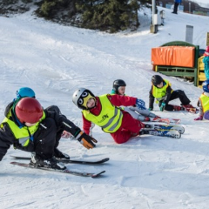 kilkoro dzieci na stoku narciarskim