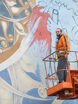 Na zdjęciu artysta przy pracy.