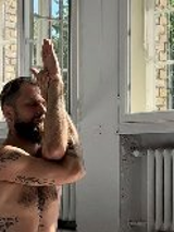 Michał Przybyła ćwiczący jogę