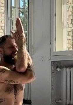 Michał Przybyła ćwiczący jogę