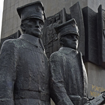 Na zdjęciu fragment pomnika Powstańców Wielkopolskich w Poznaniu.