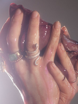 Serce trzymane w kobiecych dłoniach. Fotografia: Filip Preis.