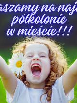 usmiechnieta dziewczynka ma podniesione kciuki obu dłoni