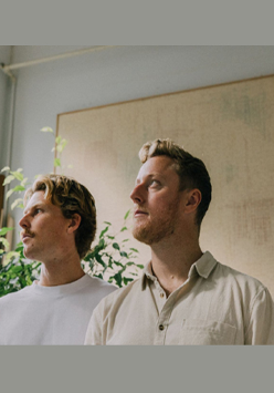 Na zdjęciu członkowie zespołu: Matt Carins i Ryan Henderson.