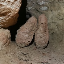 Fragment skały i dwa meteoryty.