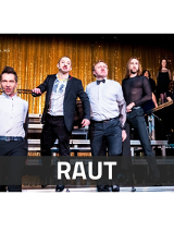 Aktorzy na scenie,śpiewając stoją wyprostowani. W tle złota zasłona. Na dole zdjęcia napis "Raut".