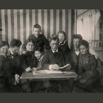 Czarno-biała fotografia rodzinna, Helena i Leon Hulewicz z dziećmi, Mielęcin 1906, fot. Helena Hulewiczowa, zb. Witolda Żylicza