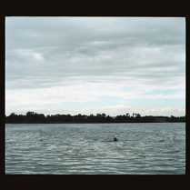 Zdjęcie przedstawia duży akwen wodny - jezioro