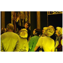 Seniorzy zwiedzają wystawę