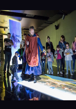 Uczestnicy zwiedzają wystawę