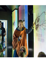 Dzieci w trakcie oprowadzania z przewodnikiem