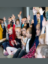 Grupa dzieci siedząca na dywanie