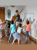 Grupa dzieci i animatorka w bawialni