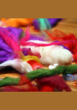 Kolorowe strzępki wełny w dużym zbliżeniu.