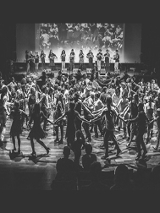 Grupa ludzi wirująca w tańcu