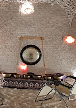 Zdjęcie przedstawia gong, misy oraz leżak.