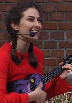 Zdjęcie kobiety grającej na ukulele.