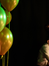 zdjęcie przedstawia po lewej stronie kolorowe balony, w prawym dolnym rogu muzyka grającego na kontrabasie