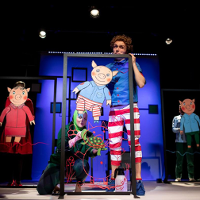 Zdjęcie przedstawiające aktorów na scenie z lalkami bohaterów przedstawienia.