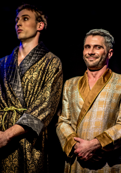 Na zdjeciu dwaj stojący mężczyźni w jedwabnych szlafrokach