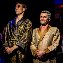 Na zdjeciu dwaj stojący mężczyźni w jedwabnych szlafrokach