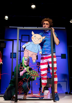 Zdjęcie przedstawiające aktorów na scenie z lalkami bohaterów przedstawienia.