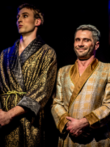 Na zdjeciu dwaj stojący mężczyźni w jedwabnych szlafrokach